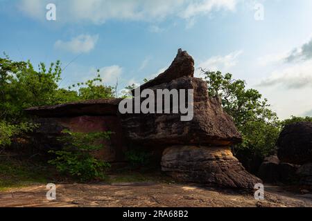 Die Morgensonne scheint auf die vielen großen, wunderschönen Felsen, die die Klippen säumen. Zahlreiche seltsam geformte Felsen auf den Klippen. Eine große Zahl Stockfoto