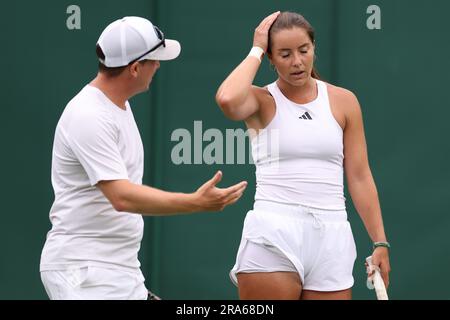London, Großbritannien. 01. Juli 2023. 1. Juli 2023; All England Lawn Tennis and Croquet Club, London, England: Wimbledon Tennis Tournament Practice Day; Jodie Burrage wird von ihrem Coach gesprochen Credit: Action Plus Sports Images/Alamy Live News Stockfoto