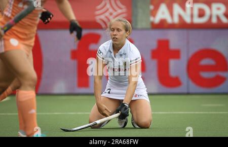 Antwerpen, Belgien. 01. Juli 2023. Die belgische Louise Versavel sieht während eines Hockeyspiels zwischen der belgischen Nationalmannschaft Red Panthers und den Niederlanden am Samstag, den 01. Juli 2023 in Antwerpen, Spiel 9/12 in der Gruppenphase der Women's FIH Pro League 2023, deprimiert aus. BELGA PHOTO VIRGINIE LEFOUR Kredit: Belga News Agency/Alamy Live News Stockfoto