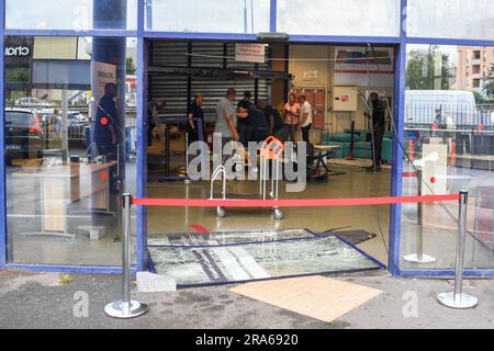 Bondy, Frankreich. 01. Juli 2023. Ein Conforama-Laden wurde in der Nacht von Freitag bis Samstag geplündert, in Bondy, einem nordöstlichen Vorort von Paris, Frankreich, nach dem Tod von Nahel, 17, getötet durch Polizeischießen am Dienstag in Nanterre (Hauts-de-seine). 01. Juli 2023. Foto: Lionel Urman/ABACAPRESS.COM Kredit: Abaca Press/Alamy Live News Stockfoto