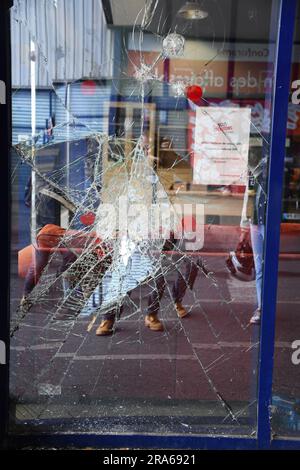 Bondy, Frankreich. 01. Juli 2023. Ein Conforama-Laden wurde in der Nacht von Freitag bis Samstag geplündert, in Bondy, einem nordöstlichen Vorort von Paris, Frankreich, nach dem Tod von Nahel, 17, getötet durch Polizeischießen am Dienstag in Nanterre (Hauts-de-seine). 01. Juli 2023. Foto: Lionel Urman/ABACAPRESS.COM Kredit: Abaca Press/Alamy Live News Stockfoto