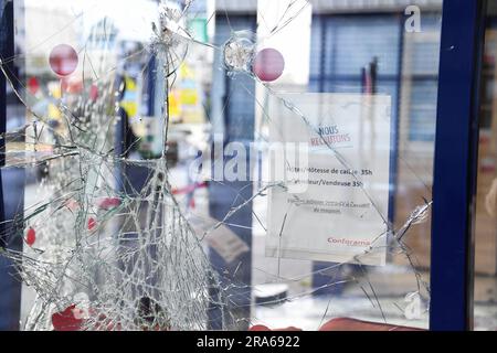 Bondy, Frankreich. 01. Juli 2023. Ein Conforama-Laden wurde in der Nacht von Freitag bis Samstag geplündert, in Bondy, einem nordöstlichen Vorort von Paris, Frankreich, nach dem Tod von Nahel, 17, getötet durch Polizeischießen am Dienstag in Nanterre (Hauts-de-seine). 01. Juli 2023. Foto: Lionel Urman/ABACAPRESS.COM Kredit: Abaca Press/Alamy Live News Stockfoto