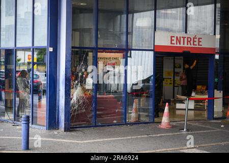 Bondy, Frankreich. 01. Juli 2023. Ein Conforama-Laden wurde in der Nacht von Freitag bis Samstag geplündert, in Bondy, einem nordöstlichen Vorort von Paris, Frankreich, nach dem Tod von Nahel, 17, getötet durch Polizeischießen am Dienstag in Nanterre (Hauts-de-seine). 01. Juli 2023. Foto: Lionel Urman/ABACAPRESS.COM Kredit: Abaca Press/Alamy Live News Stockfoto