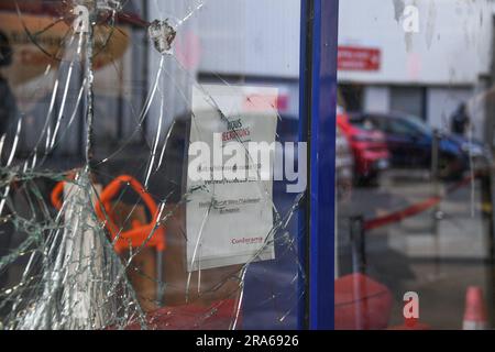 Bondy, Frankreich. 01. Juli 2023. Ein Conforama-Laden wurde in der Nacht von Freitag bis Samstag geplündert, in Bondy, einem nordöstlichen Vorort von Paris, Frankreich, nach dem Tod von Nahel, 17, getötet durch Polizeischießen am Dienstag in Nanterre (Hauts-de-seine). 01. Juli 2023. Foto: Lionel Urman/ABACAPRESS.COM Kredit: Abaca Press/Alamy Live News Stockfoto