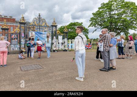 Kensington Palace, London, 1. Juli 2023. Königliche Fans erinnern an den 62. Geburtstag von Prinzessin Diana vor den Toren des Kensington-Palastes, dekoriert mit Bannern und Fotos der verstorbenen Prinzessin von Wales. Foto: Amanda Rose/Alamy Live News Stockfoto