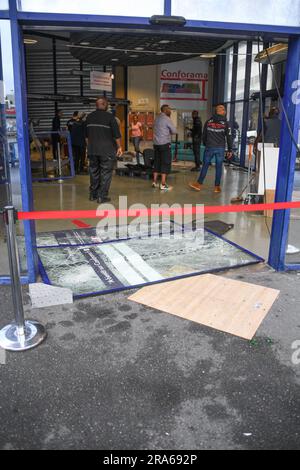 Bondy, Frankreich. 01. Juli 2023. Ein Conforama-Laden wurde in der Nacht von Freitag bis Samstag geplündert, in Bondy, einem nordöstlichen Vorort von Paris, Frankreich, nach dem Tod von Nahel, 17, getötet durch Polizeischießen am Dienstag in Nanterre (Hauts-de-seine). 01. Juli 2023. Foto: Lionel Urman/ABACAPRESS.COM Kredit: Abaca Press/Alamy Live News Stockfoto