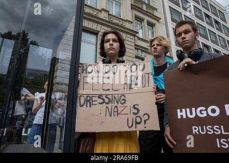 Berlin, Deutschland. 01. Juli 2023. 1. Juli 2023, Berlin, Deutschland: In Berlin wurde der Hugo Boss Store, ein Leuchtfeuer der deutschen Luxusmode, am 1. Juli 2023 zur Bühne für einen Protest. Unter ukrainischen Flaggen versammelten sich Demonstranten vor dem Laden und verwandelten das Modezentrum in einen Ort politischer Ausdrucksfähigkeit und Widerstand. Die Botschaft der Demonstranten war klar und deutlich: "Hugo Boss, skandalös!" Es war ihr Rallying Cry, ein direkter Vorwurf für die Fortsetzung der Geschäftstätigkeit des Unternehmens in Russland trotz des anhaltenden Konflikts mit der Ukraine. "Keine Geschäfte mit Russland", schrien sie Stockfoto