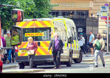 Glasgow, Schottland, Vereinigtes Königreich 1. Juli 2023. UK Weather: Orange Walk beeinflusste die Straßen der Stadt, da die Polizeipräsenz in der Stadt hoch war. . An einem warmen, feuchten Tag sahen wir Einheimische und Touristen auf den Straßen. . Credit Gerard Ferry/Alamy Live News Stockfoto