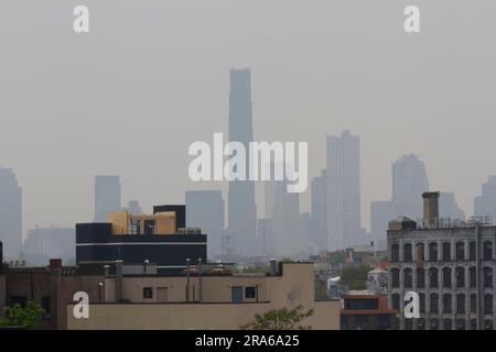 New York, USA. 30. Juni 2023. Blick auf die Innenstadt von Brooklyn mit schlechter Luftqualität und schlechter Sicht aufgrund der kanadischen Waldbrände. Stockfoto