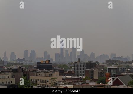 New York, USA. 30. Juni 2023. Blick auf die Innenstadt von Brooklyn mit schlechter Luftqualität und schlechter Sicht aufgrund der kanadischen Waldbrände. Stockfoto