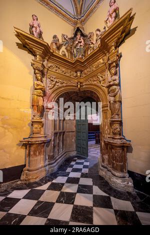 Sakristentür in der Heiligen Kapelle des Erlösers (Sacra Capilla del Salvador) - Ubeda, Jaen, Spanien Stockfoto