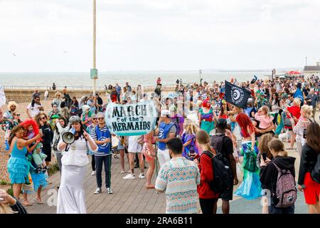 City of Brighton & Hove Seafront, East Sussex, Großbritannien. March of the Mermaids Marine Environmental Campaign Group arbeitet mit Surfers gegen die jährliche Abwasserparade entlang der Küste von Brighton zusammen, um den Meeresschutz an der Südküste Englands hervorzuheben. 1. Juli 2023 Kredit: David Smith/Alamy Live News Stockfoto