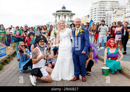 City of Brighton & Hove Seafront, East Sussex, Großbritannien. March of the Mermaids Marine Environmental Campaign Group arbeitet mit Surfers gegen die jährliche Abwasserparade entlang der Küste von Brighton zusammen, um den Meeresschutz an der Südküste Englands hervorzuheben. 1. Juli 2023 Kredit: David Smith/Alamy Live News Stockfoto