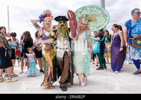 City of Brighton & Hove Seafront, East Sussex, Großbritannien. March of the Mermaids Marine Environmental Campaign Group arbeitet mit Surfers gegen die jährliche Abwasserparade entlang der Küste von Brighton zusammen, um den Meeresschutz an der Südküste Englands hervorzuheben. 1. Juli 2023 Kredit: David Smith/Alamy Live News Stockfoto