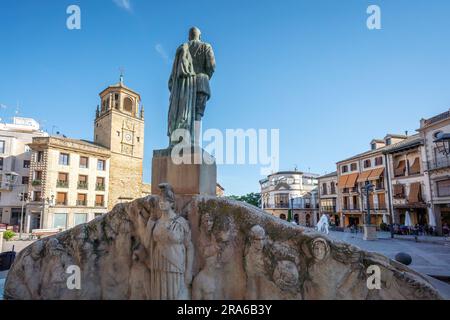 General Leopoldo Saro Marin Monument und Uhrturm (Torre del Reloj) am Plaza Andalucia Square - Ubeda, Jaen, Spanien Stockfoto