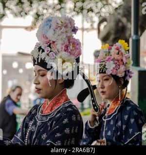 Hongkong, China -- 11. März 2023. Chinesische Frauen tragen traditionelle Hochzeitskleider. Stockfoto