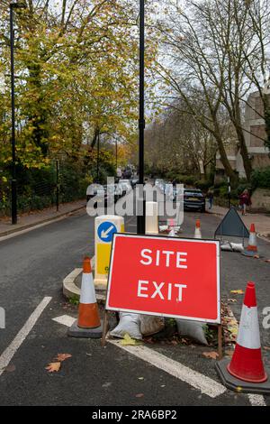 Ausgangsschild am Ausgang einer Baustelle in London Whittington im Herbst Stockfoto