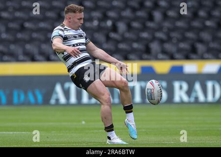 Hull, UK. 01. Juli 2023. Jake Trueman #6 vom Hull FC kickt den Ball während der Betfred Super League Runde 17 Hull FC vs Catalans Dragons im MKM Stadium, Hull, Großbritannien, 1. Juli 2023 (Foto von James Heaton/News Images) in Hull, Großbritannien, am 7./1. Juli 2023. (Foto: James Heaton/News Images/Sipa USA) Guthaben: SIPA USA/Alamy Live News Stockfoto