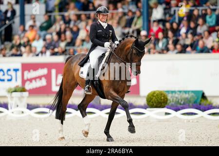 Aachen, Deutschland. 01. Juli 2023. Reitsport, Dressur: CHIO, Grand Prix Special (2. Nations' Cup-Wettbewerb). Isabell Werth aus Deutschland auf dem Pferd „DSP Quantaz“ reitet auf dem Kurs. Kredit: Uwe Anspach/dpa/Alamy Live News Stockfoto