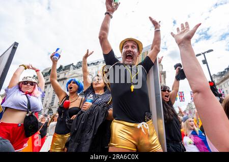 London, Großbritannien. 1. Juli 2023 Die Besucher des Piccadilly Circus feiern während der „Pride“ in London, wo Tausende von Besuchern erwartet werden. Die Veranstaltung begann 1972 als Protest, um die Aufmerksamkeit der LGBT-Gemeinschaft zu lenken. Die ursprünglichen Organisatoren, die Gay Liberation Front (GLF), haben erklärt, dass Pride in London zu stark kommerzialisiert und von Konzernen dominiert wurde. Kredit: Stephen Chung / Alamy Live News Stockfoto