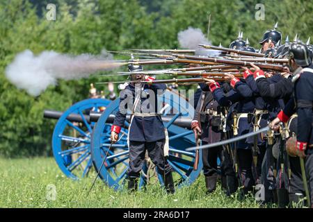 Chlum, Tschechische Republik. 01. Juli 2023. Die Schlacht von Königgratz, die 1866 zwischen österreichischen und preußischen Soldaten stattfand, wurde am 1. Juli 2023 auf dem Schlachtfeld in Chlum, Tschechische Republik, nachgestellt. Kredit: David Tanecek/CTK Photo/Alamy Live News Stockfoto