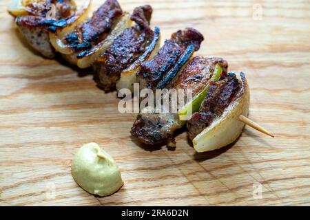 Kebab Spieße gegrillt auf einem Holzbrett Stockfoto