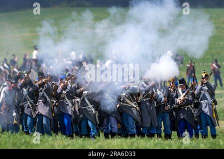 Chlum, Tschechische Republik. 01. Juli 2023. Die Schlacht von Königgratz, die 1866 zwischen österreichischen und preußischen Soldaten stattfand, wurde am 1. Juli 2023 auf dem Schlachtfeld in Chlum, Tschechische Republik, nachgestellt. Kredit: David Tanecek/CTK Photo/Alamy Live News Stockfoto