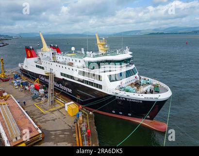 Port Glasgow, 1. Juli 2023. Neuester Blick auf die Passagierfähre MV Glen Sannox, die derzeit in der Ferguson Marine Shipping Werft in Port Glasgow am Fluss Clyde gebaut wird. Die Fähre scheint fast fertig zu sein, und ein Großteil der Schiffsausrüstung ist an der Außenseite des Schiffes angebracht. Die schottische Regierung kündigte weitere Kostensteigerungen und Verzögerungen beim Bau des Schiffes an, das nun nicht vor 2024 auslaufen wird. Iain Masterton/Alamy Live News Stockfoto