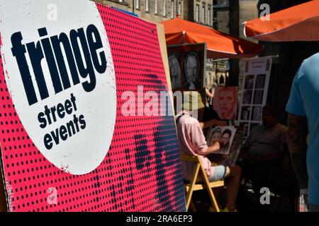 Ein Caricature Artist, der während des Edinburgh Fringe Festivals an der Royal Mile in Edinburgh, Schottland, arbeitet Stockfoto