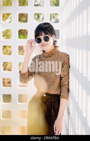 Asiatische Teenager-Sonnenbrille im Vintage-Stil Kleid Sommerkollektion Modellporträt. Stockfoto