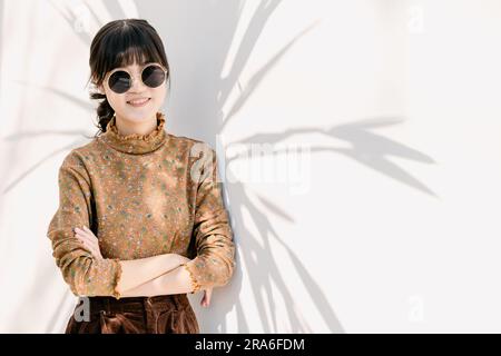 Asiatische Teenager-Sonnenbrille im Vintage-Stil Kleid Sommerkollektion Modellporträt. Stockfoto