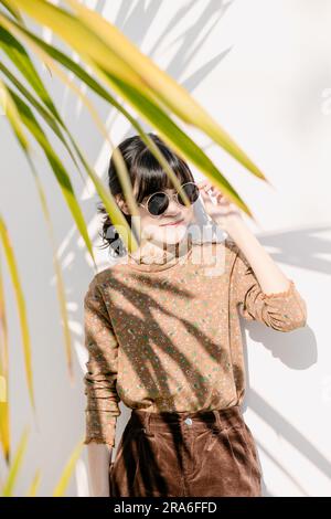 Asiatische Teenager-Sonnenbrille im Vintage-Stil Kleid Sommerkollektion Modellporträt. Stockfoto