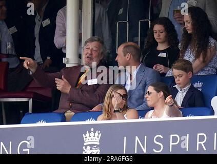 MCC-Präsident Stephen Fry spricht am vierten Tag des zweiten Ashes-Testspiels bei Lord's, London, mit dem Prince of Wales und Prince George in der Box. Bilddatum: Samstag, 1. Juli 2023. Stockfoto