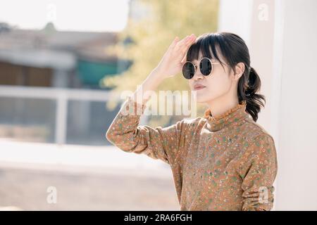 Asiatische Teenager-Sonnenbrille im Vintage-Stil Kleid Sommerkollektion Modellporträt. Stockfoto