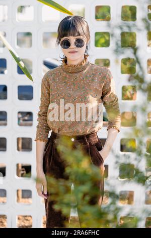 Asiatische Teenager-Sonnenbrille im Vintage-Stil Kleid Sommerkollektion Modellporträt. Stockfoto