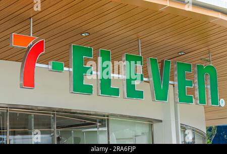 Bangkok, Thailand - 25 2023. Juni: 7-Eleven Store-Schild 7-11 ist der weltweit größte Franchisekonzern von 24-Stunden-Geschäften beliebtes Fast-Food-Geschäft in man Stockfoto