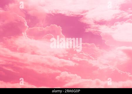 Rosa Wolke am Himmel. Himmlischer Ort der süßen Liebe Rosa-Rot-Farbton für den Hintergrund der Hochzeitskarte. Stockfoto