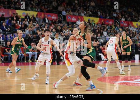 1. Juli 2023; Quaycenter, Sydney Olympic Park, Sydney, NSW, Australien: FIBA Womens Asia Cup 2023, Australien gegen China; Alice Kunek aus Australien springt in den Korb Stockfoto