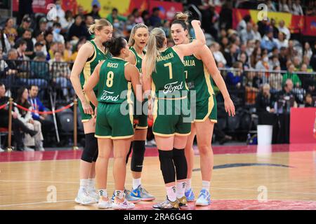 1. Juli 2023; Quaycenter, Sydney Olympic Park, Sydney, NSW, Australien: FIBA Womens Asia Cup 2023, Australien gegen China; australische Spieler diskutieren Taktiken Stockfoto