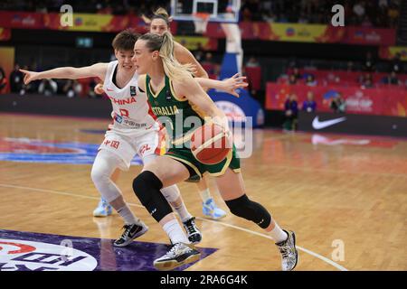 1. Juli 2023; Quaycenter, Sydney Olympic Park, Sydney, NSW, Australien: FIBA Womens Asia Cup 2023, Australien gegen China; Tess Madgen aus Australien dribbelt den Ball Stockfoto