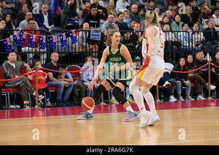 1. Juli 2023; Quaycenter, Sydney Olympic Park, Sydney, NSW, Australien: FIBA Womens Asia Cup 2023, Australien gegen China; Alice Kunek aus Australien dribbelt den Ball Stockfoto