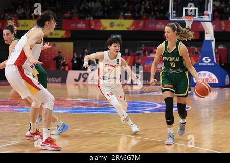 1. Juli 2023; Quaycenter, Sydney Olympic Park, Sydney, NSW, Australien: FIBA Womens Asia Cup 2023, Australien gegen China; Alice Kunek aus Australien dribbelt den Ball Stockfoto