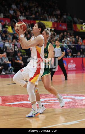 1. Juli 2023; Quaycenter, Sydney Olympic Park, Sydney, NSW, Australien: FIBA Womens Asia Cup 2023, Australien gegen China; Liwei Yang aus China springt in den Korb Stockfoto