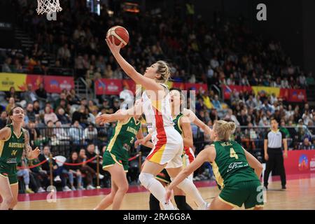 1. Juli 2023; Quaycenter, Sydney Olympic Park, Sydney, NSW, Australien: FIBA Womens Asia Cup 2023, Australien gegen China; Meng Li aus China springt in den Korb Stockfoto