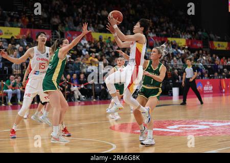 1. Juli 2023; Quaycenter, Sydney Olympic Park, Sydney, NSW, Australien: FIBA Womens Asia Cup 2023, Australien gegen China; Liwei Yang aus China springt in den Korb Stockfoto