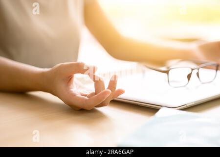 Nahaufnahme Hand Yoga Konzentration entspannen Ruhe für weniger Stress steigern Produktivität bei der Arbeit. Stockfoto