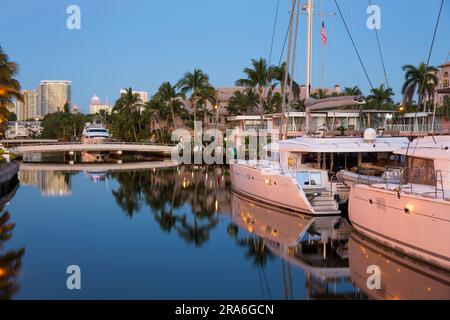 Fort Lauderdale, Florida, USA. Sehen Sie die ruhige Wasserstraße im Nurmi Isles Viertel, bei Sonnenaufgang, Yachten, die sich in stillem Wasser spiegeln. Stockfoto