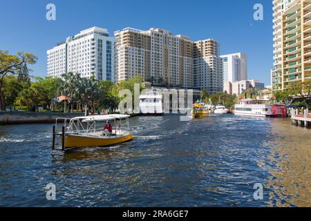 Fort Lauderdale, Florida, USA. Wassertaxis auf dem New River, Hochhaus-Architektur im Hintergrund. Stockfoto