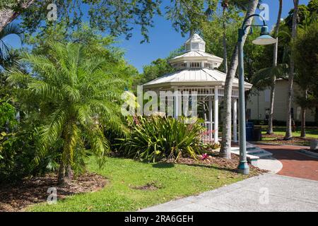 Fort Lauderdale, Florida, USA. Pavillon inmitten üppiger tropischer Gärten im Riverwalk Park, Downtown District. Stockfoto