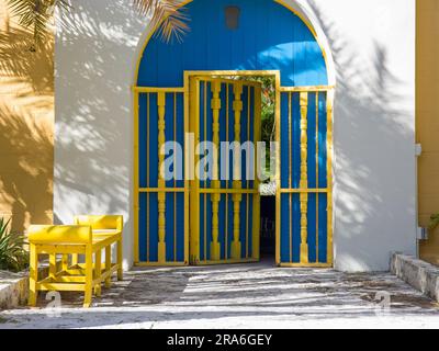 Fort Lauderdale, Florida, USA. Farbenfrohe Tür, die den Eingang zum historischen Bonnet House Museum and Gardens, auch bekannt als Bartlett Estate, markiert. Stockfoto